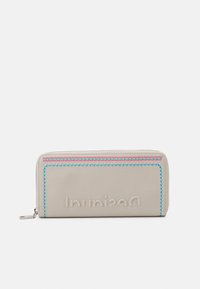 Beige Leder-Wallet mit Reißverschluss, mit pinkfarbenen und blauen Nähten entlang der Kanten und einem geprägten Logo auf der Vorderseite. Rechteckige Form.