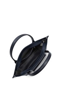 Sac à main en cuir bleu marine avec texture lisse, doubles poignées, fermeture à glissière et compartiments intérieurs ; détail de surpiqûre contrastée.