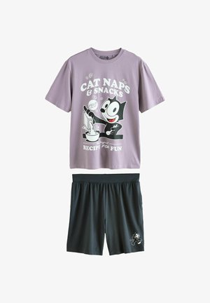 T-shirt lilas avec le texte "CAT NAPS & SNACKS" et un graphique de Félix le Chat ; associé à un short noir comportant un petit motif de Félix.