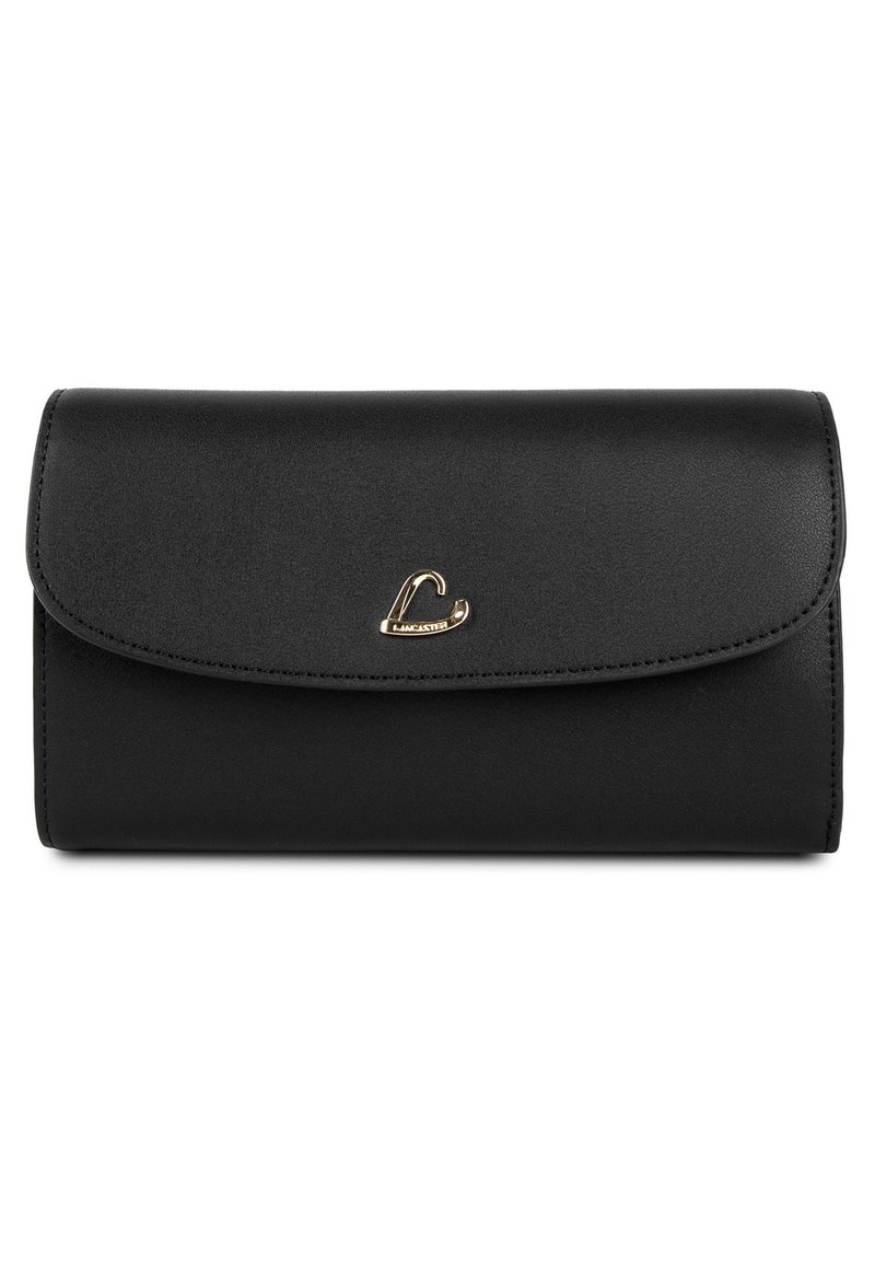 Portafoglio in pelle nera con pattina ripiegabile, dotato di un accento del logo dorato. Texture liscia e forma rettangolare con bordi cuciti.
