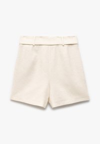 Crème-kleurige high-waist shorts met riemlussen, op maat gemaakte voorplooien en een licht gestructureerde stof, plat getoond op een witte achtergrond.