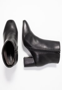 Schwarze Knöchelstiefel aus glattem Leder mit quadrater Zehenform, Blockabsatz und seitlichem Reißverschluss.