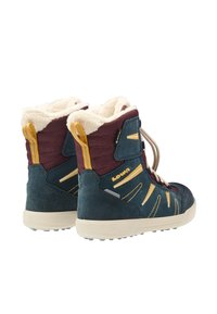 Gli stivali presentano una combinazione di tessuto bordeaux e pelle scamosciata blu scuro, con una fodera in pile crema e dettagli gialli. Suola in gomma di colore chiaro.