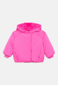 Kijelölve, phoebe pink