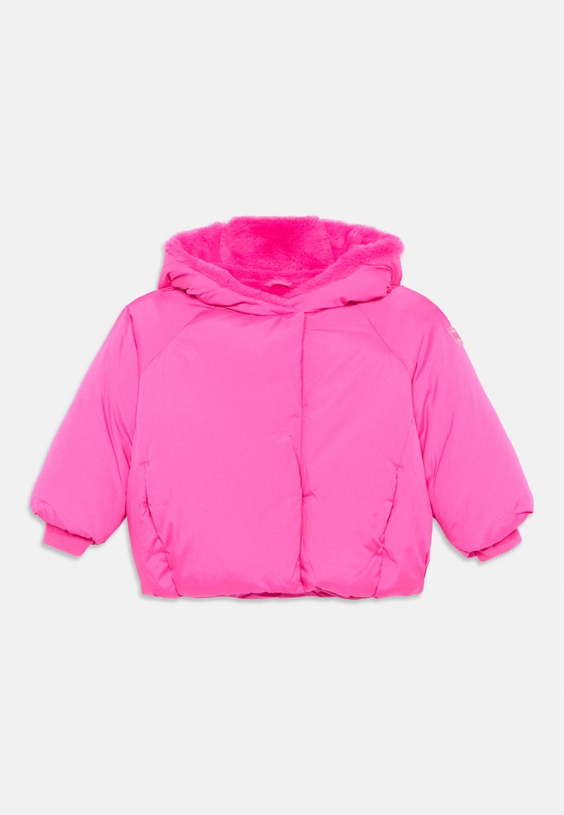 Rožinė pūkinė striukė su kailiniais išklota kapišonu, turi trumpą dizainą, elastingus rankogalius ir glotnią tekstūrą. Nėra matomų užtrauktukų ar raštų.