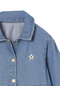 Jeansjacke in einem hellblauen Farbton. Mit klassischem Kragen, Knopfverschluss und einem kleinen bestickten weißen Blumenmotiv. Weiche Textur.