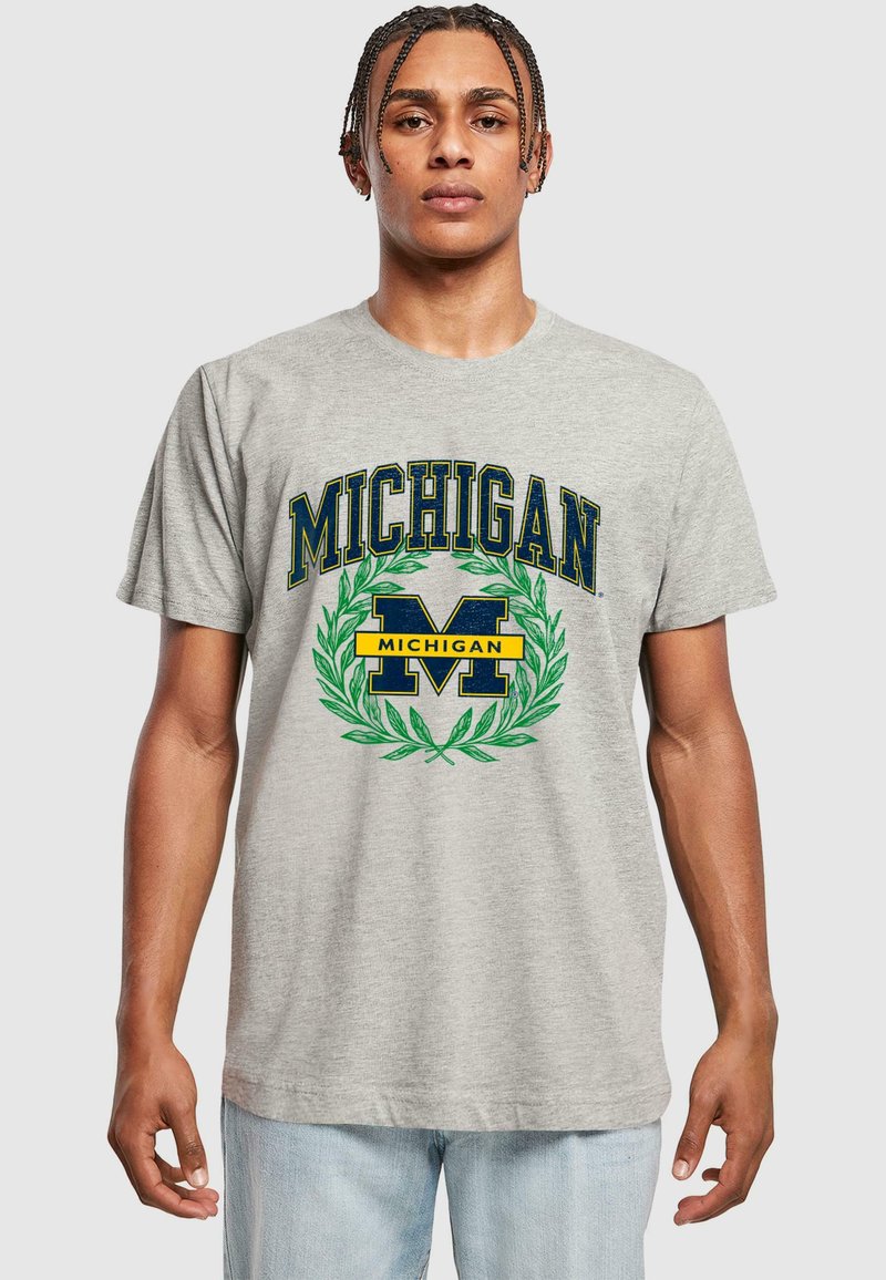 Šedé bavlněné tričko s nápisem "MICHIGAN", modrožlutými akcenty a zeleným vavřínovým vzorem. Krátké rukávy a klasický kulatý výstřih.