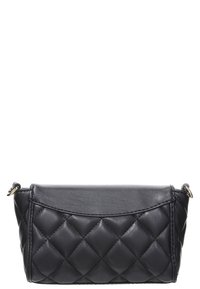 Svart kviltad läderclutch med en platt silhuett, rundade kanter och en framficka. Har metallisk hårdvara på sidan.