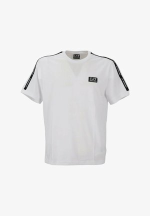 T-shirt bianco a maniche corte realizzata in tessuto morbido con scollo rotondo. Presenta loghi neri e strisce sulle spalle.