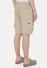 Khaki cargo šortky s elastickým pasem, bočními kapsami a kapsou se zipem vzadu. Lehká tkanina, mírně texturovaný povrch.