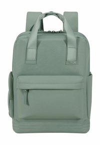 Sac à dos vert avec une finition texturée, deux bretelles rembourrées, une poche frontale et des lignes horizontales à la base pour une meilleure adhérence.