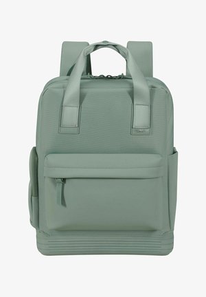 Zaino verde con finitura testurizzata, due spallacci imbottiti, una tasca frontale e linee orizzontali alla base per una presa aggiuntiva.