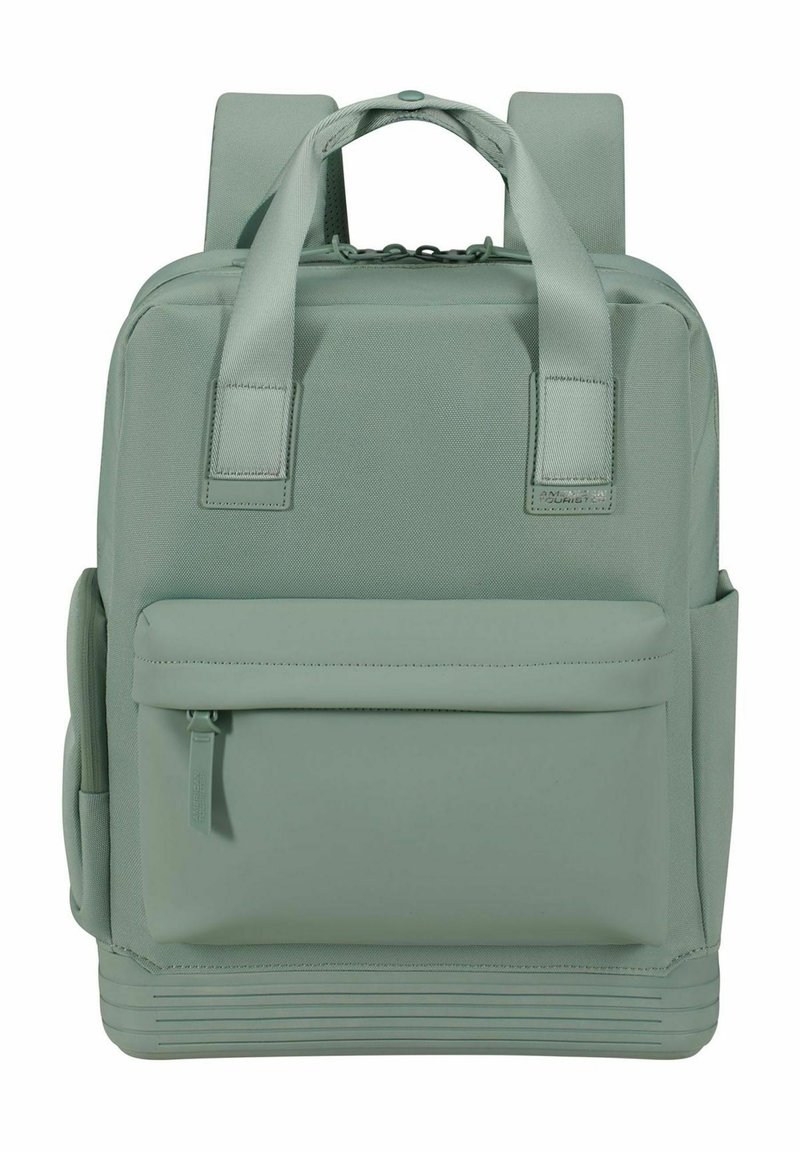 Sac à dos vert avec une finition texturée, deux bretelles rembourrées, une poche frontale et des lignes horizontales à la base pour une meilleure adhérence.