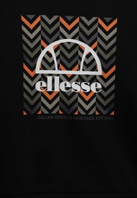 Tessuto nero con un motivo geometrico a zigzag in arancione, grigio e nero. Logo bianco prominente e testo al centro.