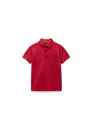 Rød polo t-shirt med kortærmer, krave, to sorte knapper og et lille logo på venstre bryst.