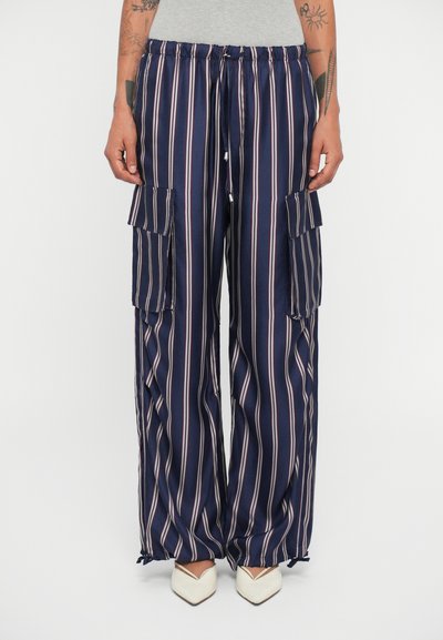 Pantalones cargo a rayas en color azul marino con rayas verticales en rosa y blanco, con una cintura elástica y dos bolsillos laterales. Textura de tela suave.