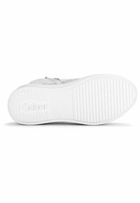 Białe sneakersy z teksturowaną gumową podeszwą z poziomymi żłobieniami. Widoczne logo wskazuje, że produkt pochodzi od Gabor.