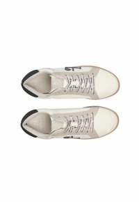 Sneakers met een beige stoffen bovenkant, zwarte rubberen neuskap, platte veters met bedrukte tekst en een rubberen zool. Maat 42.