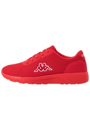 Roter Sportsneaker mit Mesh-Obermaterial, Schnürdesign und weißem Logo, das zwei sitzende Figuren Rücken an Rücken an der Seite zeigt.