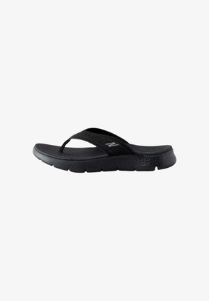 Sandaletto infradito nero imbottito con suola testurizzata e fascia in tessuto con piccolo logo sul lato, isolato su sfondo bianco.