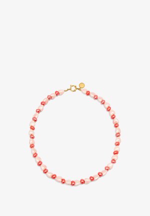 Różowo-koralowa naszyjnik z koralików, zawierający sercowe i okrągłe koraliki z złotą zapięciem. Gładka tekstura z naprzemiennymi kolorami.