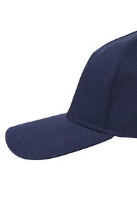 Mørkeblå kasket med en struktureret design, stoftekstur og en buet skygge. Har sydet detaljer langs skyggernes kanter.