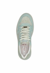 Zapatillas de color azul claro y beige con puntera perforada, ante texturizado y forro de tela suave. Presenta cordones blancos y plantilla con marca.