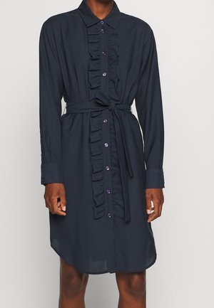 Granatowa koszulowa sukienka do kolan z długimi rękawami, marszczonym przodem z guzikiem, kołnierzem i paskiem w talii na osobie.