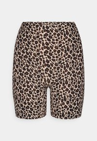 Løvdyreprint shorts med stretchy stoff, høy midje og en tettsittende design med varierende størrelser svarte og brune flekker på en beige bakgrunn.