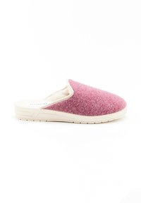 Zapatilla de casa de fieltro rosa, con un interior suave y una suela de goma de color claro, que presenta una puntera redondeada y mínimos detalles de costura.