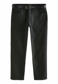 Zwarte broek van stevig materiaal, met een riem met een rechthoekige gesp, zijzakken en een recht gesneden ontwerp.