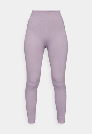 Fialové rebrované legíny s vysokým pásom, priliehavým strihom a elastickým materiálom. Hladká textura bez viditeľných švov alebo vzorov.