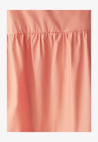 Seleccionado, peach
