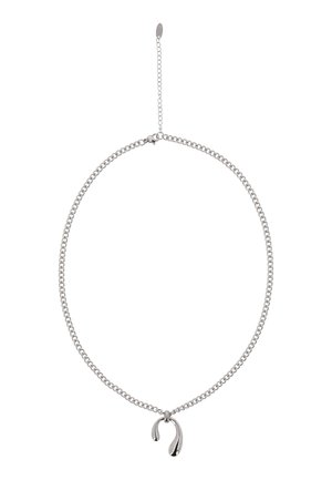 Zilveren ketting met een gepolijst, abstract hoefijzervormig hangertje en een verstelbare sluiting.