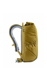 Zaino giallo senape con tessuto testurizzato, spallacci imbottiti e fodera in rete. Include una tasca laterale e una chiusura a fibbia sicura.