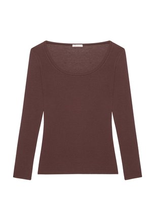 Maglietta aderente a maniche lunghe e scollatura a barchetta, di colore marrone, realizzata in tessuto morbido, esposta distesa senza motivi o decorazioni.