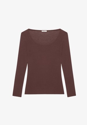 Maglietta aderente a maniche lunghe e scollatura a barchetta, di colore marrone, realizzata in tessuto morbido, esposta distesa senza motivi o decorazioni.