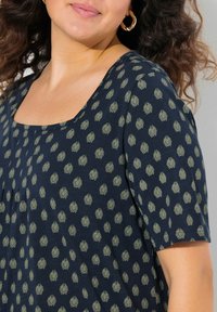 Ulla Popken ALLOVER PRINTED SHORT SLEEVE SQUARE NECK TEE - T-shirt con stampa - marine