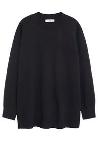 Schwarzer Strickpullover, lockerer Schnitt, Rundhalsausschnitt, gerippte Bündchen und Saum, weiche Textur, lange Ärmel, keine sichtbaren Muster oder Akzente.