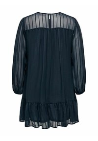 Mörkblå, halvgenomskinlig klänning med flerskiktad volangnederdel, långa ballongärmar och vertikalt randmönster. Knäppning med knappar bak vid halsringningen.