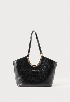 Bolso Valentino negro con patrón acolchado en forma de diamante, detalle de cadena dorada y dos correas de cuero para el hombro sobre un fondo claro y liso.