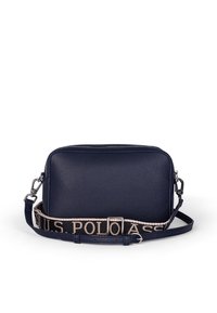 Tmavě modrá kožená crossbody taška s texturovaným povrchem, obdélníkovým tvarem, zapínáním na zip a nastavitelným popruhem s logem U.S. Polo Assn.