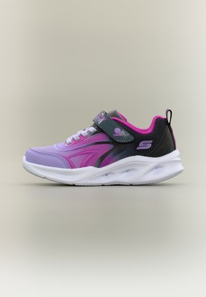 Chaussure de sport pour enfants en violet, rose et noir avec semelle blanche, dotée de lacets et d'une bride à Velcro avec bouton "Lumières".