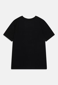 Camiseta negra de manga corta, cuello redondo, hecha de algodón suave. Presenta un diseño simple sin logotipos ni patrones visibles.