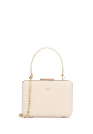 Geantă dreptunghiulară de culoare crem, cu mâner superior, curea din lanț cu nuanță aurie și închidere cu clemă metalică. Numele brandului „Kazar” pe față.