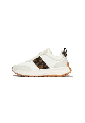 Trainers - white
