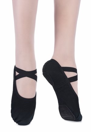 Schwarze Ballettschuhe aus Canvas mit überkreuzten elastischen Riemen, flexiblen Sohlen und einer glatten Textur, platziert vor einem hellen Hintergrund.