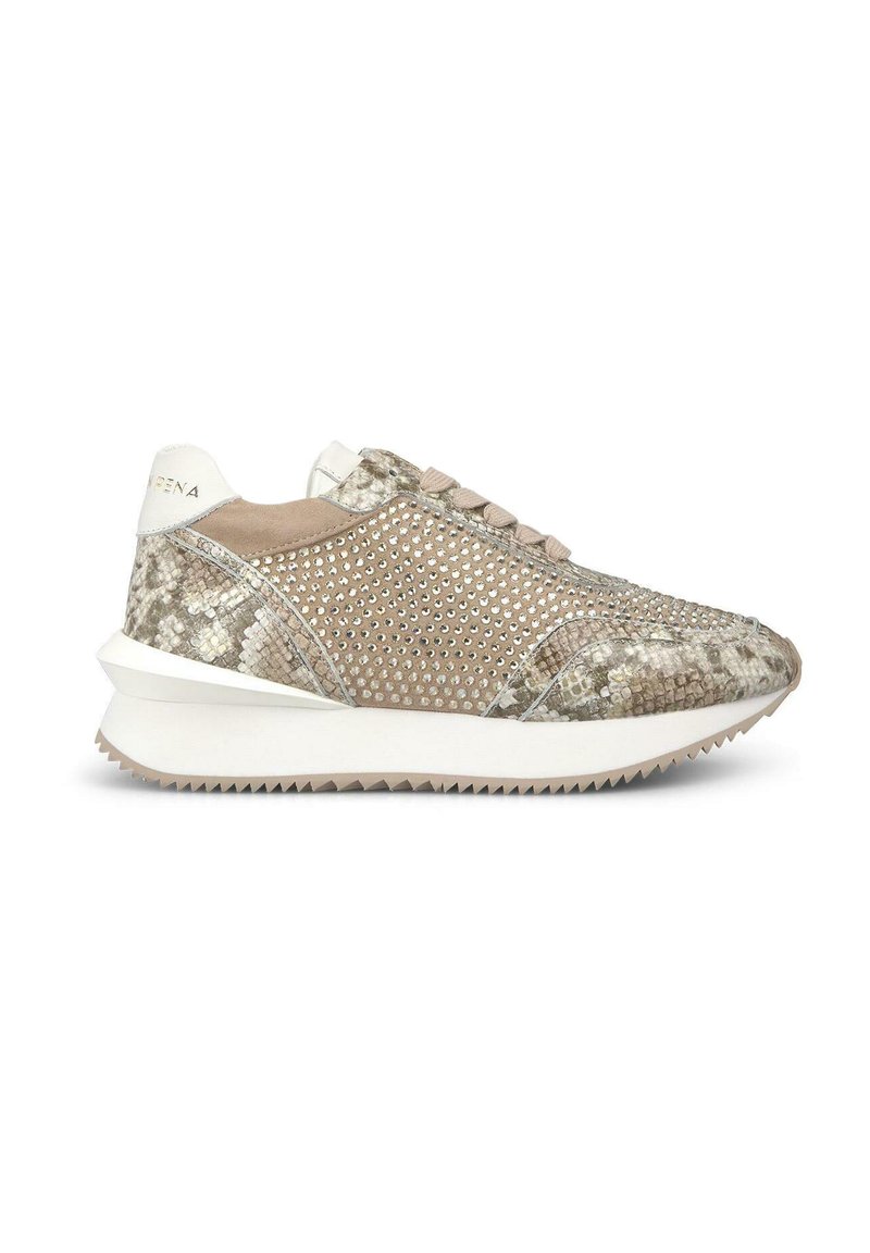 Sneakers con una texture a serpente in beige e grigio, con dettagli metallici, una suola bianca e lacci rosa.