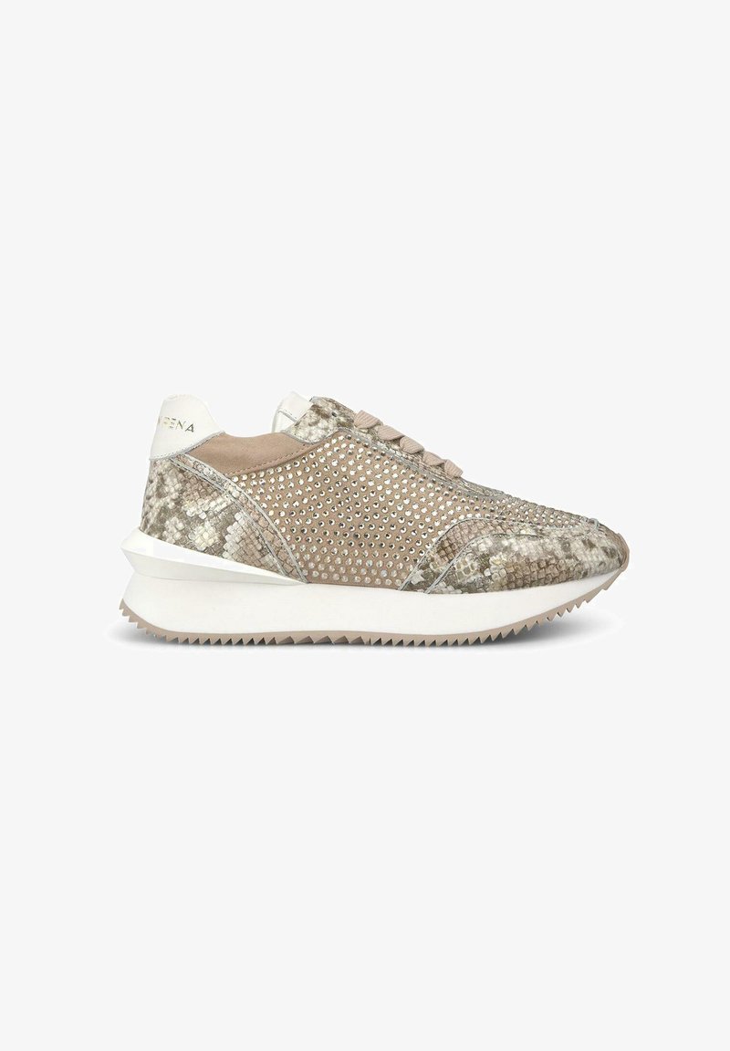 Sneaker mit strukturiertem Schlangenhautmuster in Beige und Grau, ausgestattet mit metallischen Akzenten, einer weißen Sohle und rosa Schnürsenkeln.