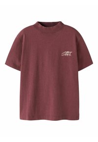 Bordowa koszulka z krótkim rękawem z prążkowanym, wysokim kołnierzem. Na lewej piersi subtelne beżowe logo. Miękka bawełniana tkanina o luźnym kroju.